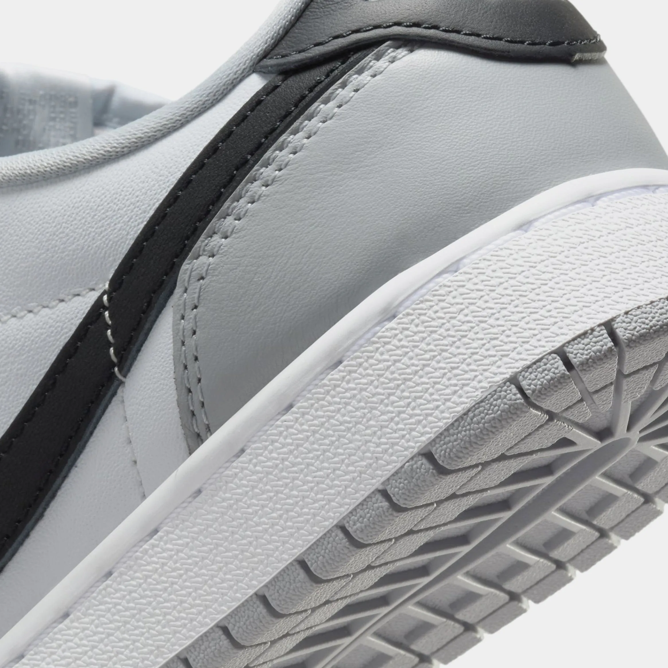 Air Jordan 1 Retro Low OG Wolf Grey Grade School Lifestyle Shoes (White/Black/Wolf Grey)